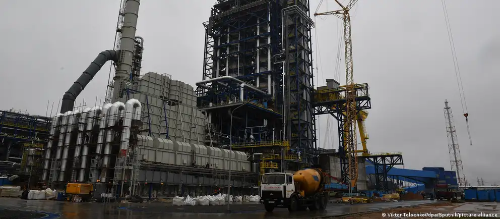 Высокие мировые цены на нефть дают Беларуси потенциальную выгоду, но перебои в логистике, удары по портам и сокращение транзита по «Дружбе» сильно уменьшают эту прибыль.