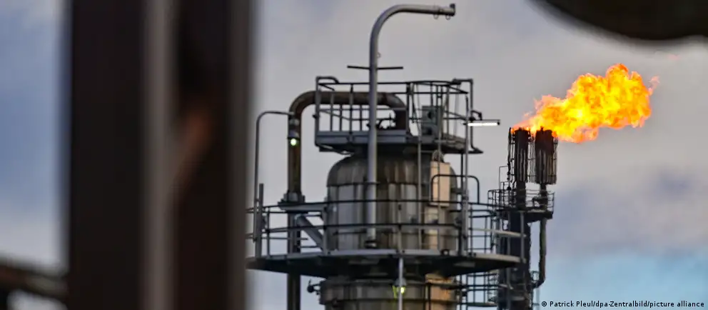 С мая 2026 года Москва намерена остановить транзит казахстанской нефти в Германию по трубопроводу «Дружба». Это затронет один из крупнейших немецких НПЗ в Шведте и может увеличить зависимость от дорогостоящих морских поставок.