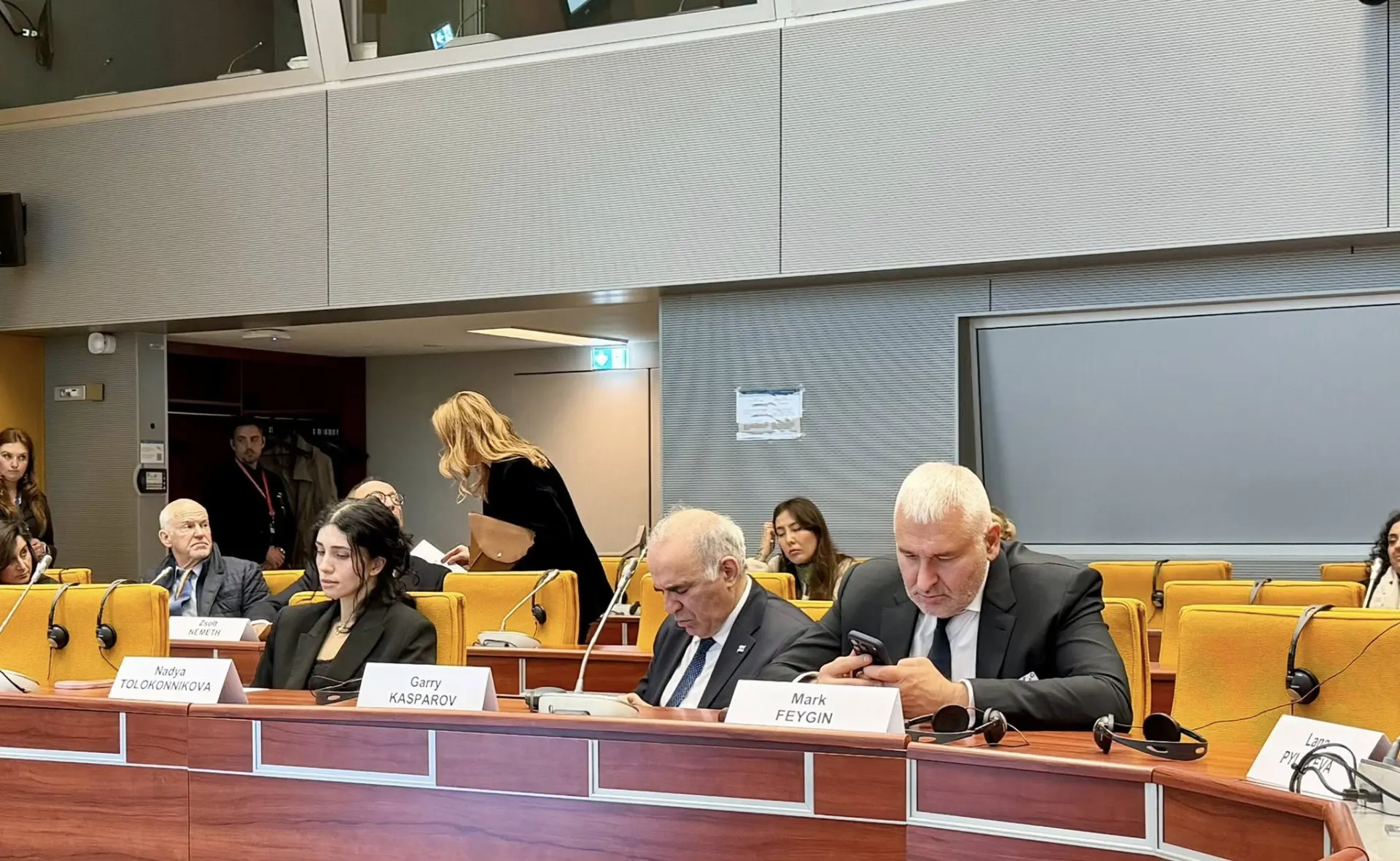 Член платформы из Коми сообщила, что первая полная сессия ПАСЕ прошла успешно; в центре обсуждения — запросы по конспирологическим заявлениям и внутриплатформенные конфликты. Некоторым делегатам помешали приехать проблемы с документами.