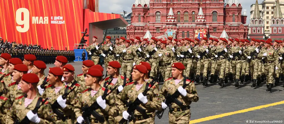 Минобороны объяснило решение «текущей оперативной обстановкой»: по всей стране отменяют парады и салюты, в столице пролетят боевые самолёты, но техника и кадеты участия не примут.