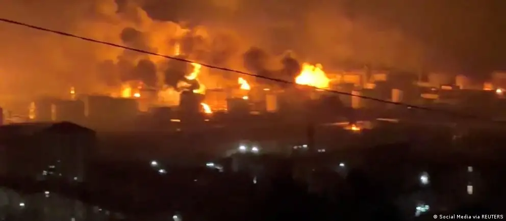 Спутниковые снимки и аналитические оценки показывают, что более половины резервуаров на НПЗ выведены из строя — пострадали насосные станции, железнодорожная эстакада и трубопроводы, что ограничивает приём, хранение и отгрузку нефти.