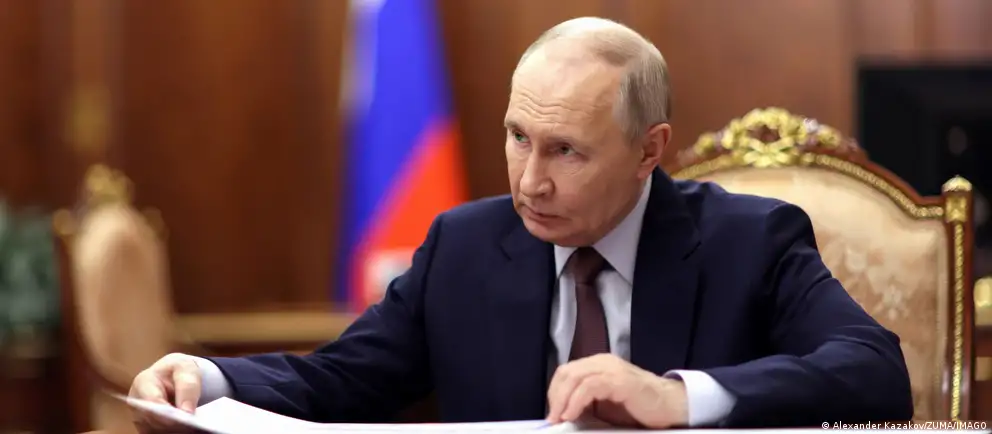 Президент России подписал закон, который избавляет чиновников от контроля за сделками, совершёнными ими и членами их семей до назначения на должность и до заключения брака, а также меняет формат декларирования доходов.