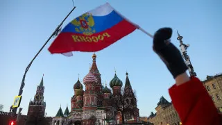 Объём просроченных долгов компаний перед поставщиками и контрагентами вырос до 8,2 трлн рублей — почти 4% ВВП. Сильнее всего кризис ударил по обрабатывающей промышленности и торговле, а ключевой причиной эксперты называют рост налоговой нагрузки и сокращение госрасходов.