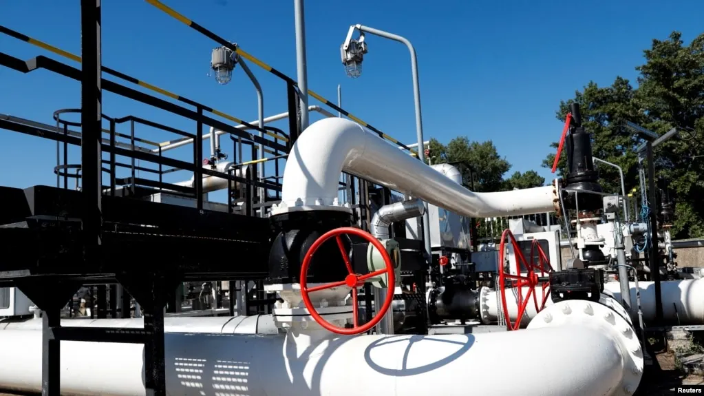 Украинские источники заявляют, что ночью 21 апреля беспилотники атаковали нефтяную станцию «Самара» трубопровода «Дружба» в Самарской области, где возник пожар и были повреждены емкости с нефтью; официальных и независимых подтверждений этих данных пока нет.