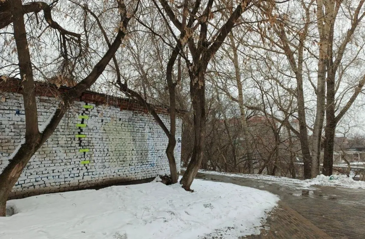 Житель Томска снял на видео трещину в бывшем гараже НКВД, которой власти объяснили снос памятников в сквере политических репрессий. При этом проход вдоль обрыва рядом с сооружением не перекрыт, а полиция уже ушла с места работ.