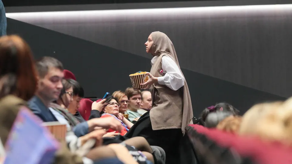 Ассоциация владельцев кинотеатров призвала на период майских праздников прекратить показы зарубежных фильмов без прав и прокатных удостоверений и сделать акцент на российских картинах, в том числе на фильме «Литвяк».