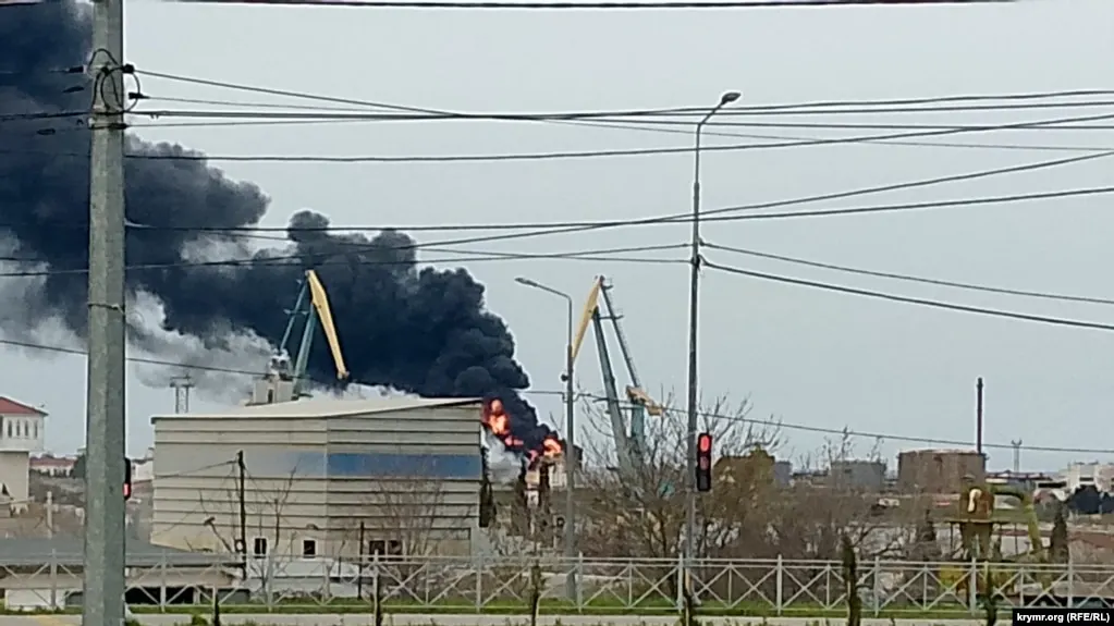 В ночь на 22 апреля украинские беспилотники атаковали порт в Севастополе и объекты управления дронами в приграничных российских регионах, сообщают военные ведомства обеих сторон.