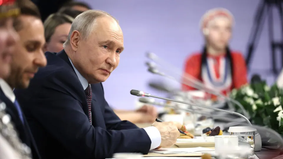 Во время встречи с представителями коренных малочисленных народов президент подтвердил намерение связать Сахалин с материком мостом. Идею обсуждают с 2018 года; оценки стоимости достигают 800–900 млрд рублей.