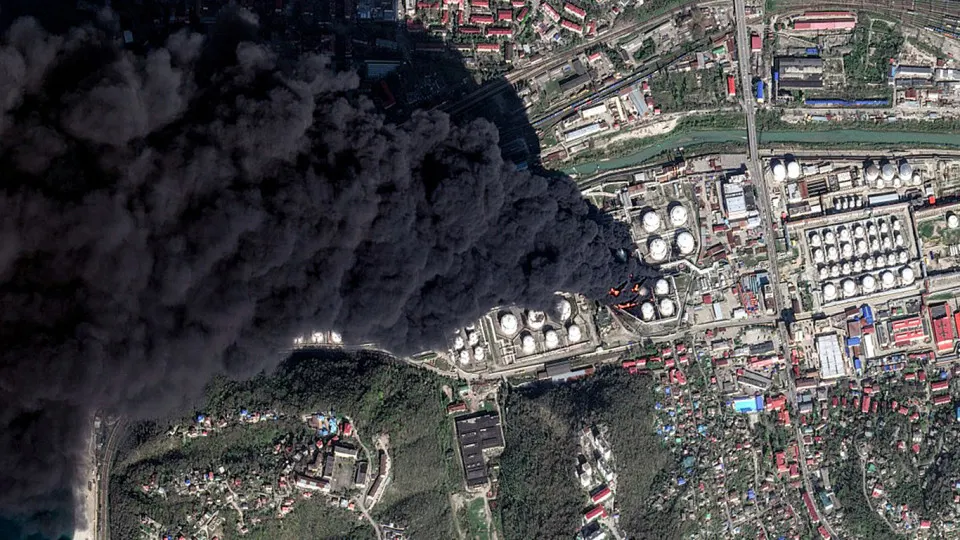 Дым от горящего после атаки дронов нефтяного терминала в Туапсе распространился от Ставрополья до Анапы и Сочи, вызвав «черный дождь», превышение концентрации вредных веществ в воздухе и масштабное загрязнение Черного моря и прибрежных территорий.