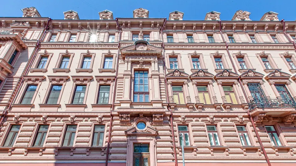 В Мещанском суде Москвы рассмотрение уголовного дела против бывшей вице‑президента ассоциации, обвиняемой в особо крупном мошенничестве, связано с продажей трёхэтажного особняка у Кремля. По версии следствия, при сделке похищено десятки миллионов рублей; общая сумма ущерба оценивается в сотни миллионов.
