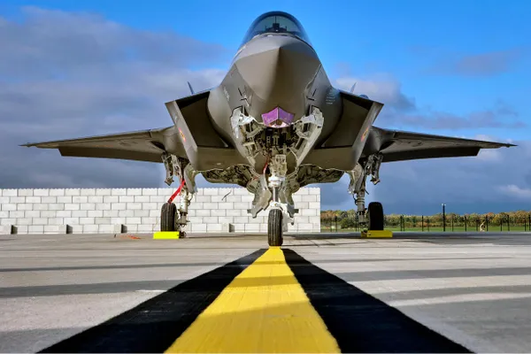 По данным международного доклада, расходы на оборону увеличиваются 11-й год подряд: доля в глобальном ВВП достигла 2,5%, основные изменения — рост в Европе и снижение темпов у США.