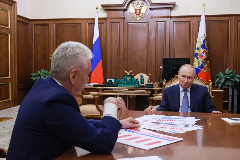 К думским выборам 2026 года в нескольких одномандатных округах Москвы рассматривают участие военных, воевавших на Украине. Столичная мэрия, ранее державшая дистанцию от «ветеранов СВО» на выборах в Мосгордуму, теперь готова поддержать их на федеральном уровне, чтобы выполнить политический запрос Кремля, но при этом старается не допустить чрезмерного усиления военного лобби в парламенте.