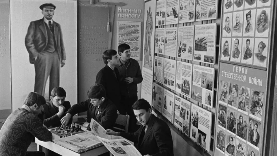 Член Совета Федерации Айрат Гибатдинов призвал восстановить в учебных заведениях «Ленинские комнаты», чтобы формировать у детей традиционные российские ценности и противостоять «влиянию Запада». Ранее обсуждались и другие инициативы по возрождению советских форм воспитания.