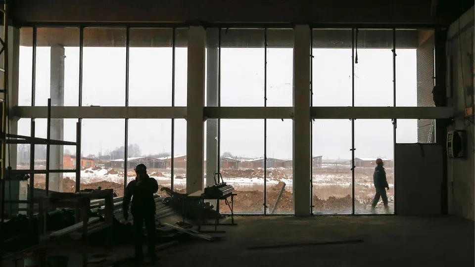 Стагнация в строительстве и слабый спрос привели к тому, что в январе–апреле не открылось ни одной крупной гостиницы (от 100 номеров и не ниже 3 звёзд); эксперты связывают это с удорожанием строительства, дефицитом кадров и оттоком туристов за границу.