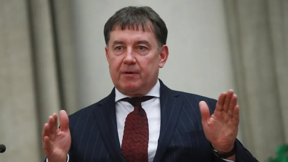 Мосгорсуд оставил в силе решение о национализации имущества бывшего председателя Совета судей России Виктора Момотова: у него и аффилированных лиц изъяли десятки объектов недвижимости и сеть отелей Marton на 9 млрд рублей из‑за связей с криминалом и нелегальным бизнесом.