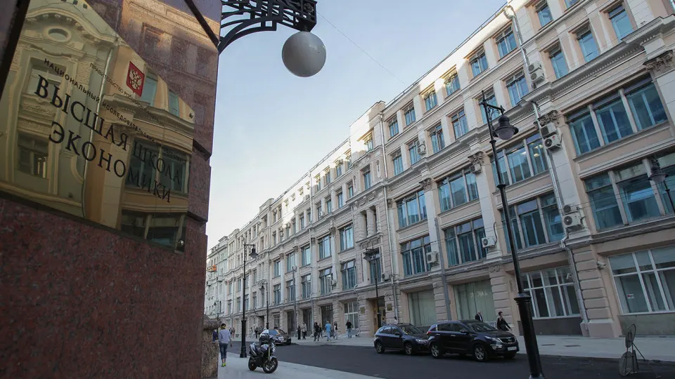 Документ Высшей школы экономики, зафиксировавший падение индекса предпринимательской уверенности в розничной торговле до исторического минимума, был удалён с сайта менее чем через неделю после публикации. В докладе отмечались влияние высоких ставок, рост НДС и переход домохозяйств в режим экономии.