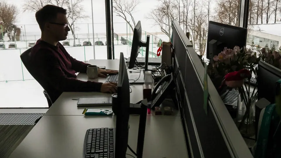 В IT, логистике, здравоохранении, производстве и банковском секторе в 2025–2026 годах прошли волны увольнений и перераспределения кадров: компании оптимизируют расходы, автоматизируют процессы и повышают требования к квалификации оставшихся сотрудников.