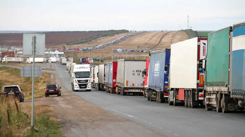 Маршрут ввоза китайских товаров в Россию через Казахстан, еще недавно считавшийся одним из самых удобных, перестал быть привлекательным для импортеров. Из‑за жесткого контроля, длительных досмотров и неформальных доплат компании переходят на более дорогие, но предсказуемые пути поставок.