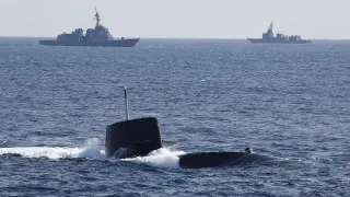 Правительство Японии одобрило радикальное смягчение правил экспорта летальных вооружений, открыв путь к поставкам ракет, кораблей, подлодок и самолетов за рубеж. Поставки в зоны боевых действий по-прежнему формально ограничены, но для отдельных стран, включая Украину, предусмотрены исключения в целях национальной безопасности Японии.