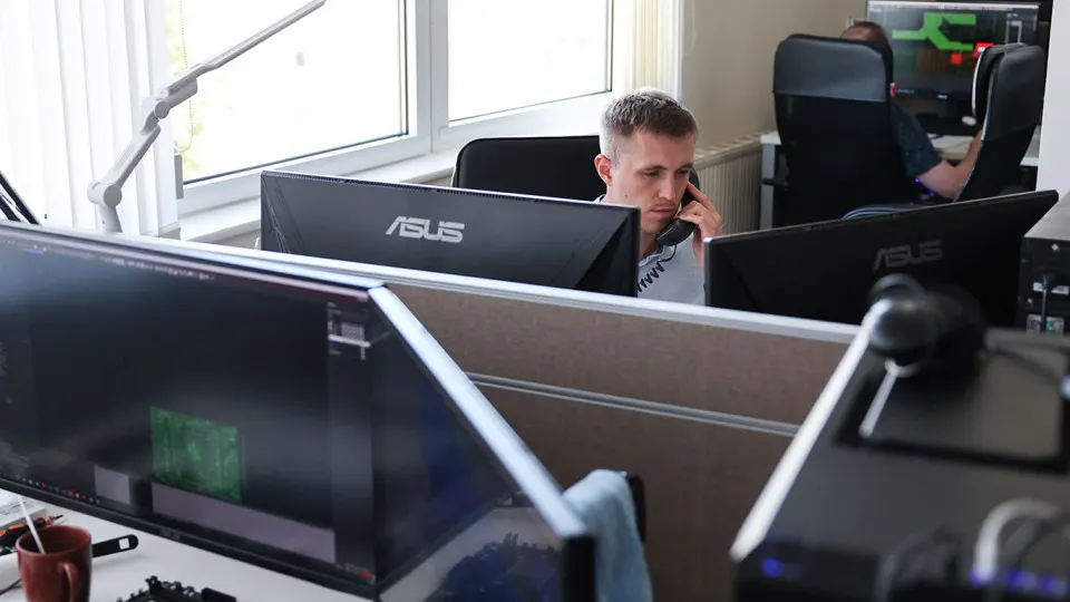 Опрос ИТ-специалистов показал, что компании в России продолжат использовать смешанную инфраструктуру из российского, западного и азиатского программного обеспечения по меньшей мере до 2030–2031 годов, в то время как в Госдуме обсуждают ужесточение требований по переходу на отечественный софт.