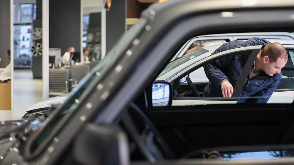 По оценке гендиректора «Автостат» Сергея Целикова, средняя цена нового автомобиля выросла с 1,2 млн руб. в 2014 году до 3,79 млн руб. сегодня — рост на 216%. Основные причины — санкции и девальвация, пандемия и последствия войны, а также смена брендов на рынке.