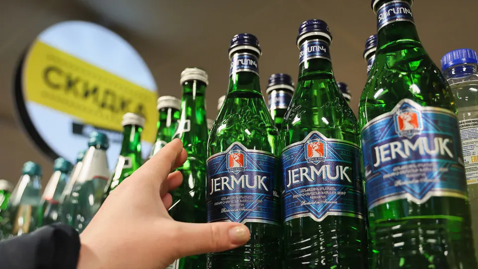 Российские контролирующие органы запретили продажу и приостановили ввоз партии минеральной воды «Джермук» из Армении: в пробах выявлено превышение содержания гидрокарбонатов, хлоридов и сульфатов, из оборота сняты 338 тыс. бутылок до завершения проверки.
