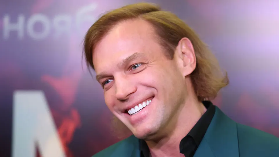 Следствие завершило дело о мошенничестве при модернизации автомата АК‑12: по версии расследования, вместо российских деталей для гособоронзаказа были закуплены китайские комплектующие и ввезены в страну под видом метизов. Перед судом предстанут пять фигурантов, включая топ-менеджера концерна и предпринимателей, ущерб оценен почти в 38 млн рублей.