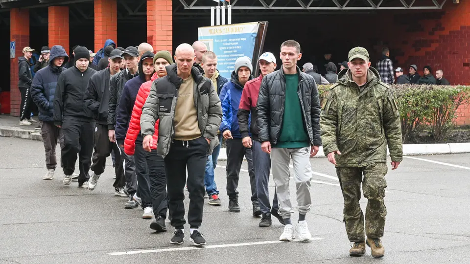 Молодому человеку, получившему повестку, запретили выезд из России: при попытках уехать через Беларусь и пройти регистрацию на рейсы в Минске ему отказывали устно. Правозащитники советуют как можно раньше обжаловать такие запреты и при необходимости обращаться в суд.