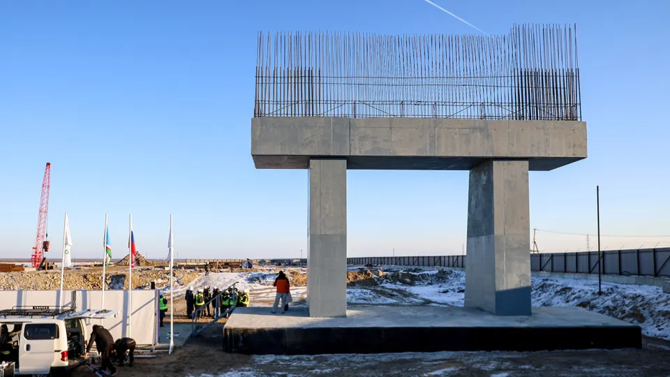 Счетная палата отмечает, что из 170 объектов капитального строительства введены 76; расходы на капвложения превысили план, многие проекты перенесены, а часть средств перераспределена на другие нужды.