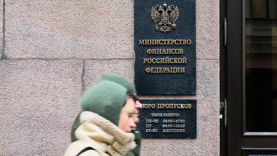 С мая Минфин снова начнет покупать валюту и золото в рамках бюджетного правила, используя рост нефтяных цен для пополнения ФНБ и сглаживания колебаний курса рубля и доходов бюджета.