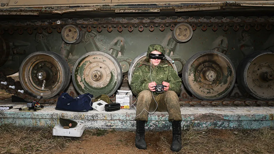 Из‑за слабой координации и проблем со связью мобильные огневые группы иногда уничтожают свои БПЛА и представляют их как вражеские, чтобы получить награды. Одновременно противник применяет скоростные ударные дроны, которым российские средства противодействия пока уступают.