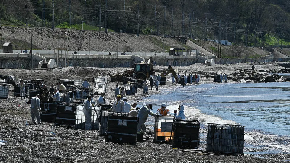 Из‑за выхода из строя электроснабжения насосной станции на территории НПЗ в Туапсе временно прекращена подача воды. Пожар возник после ночной атаки беспилотников; объявлены эвакуация и экстренные меры по тушению и ликвидации последствий.