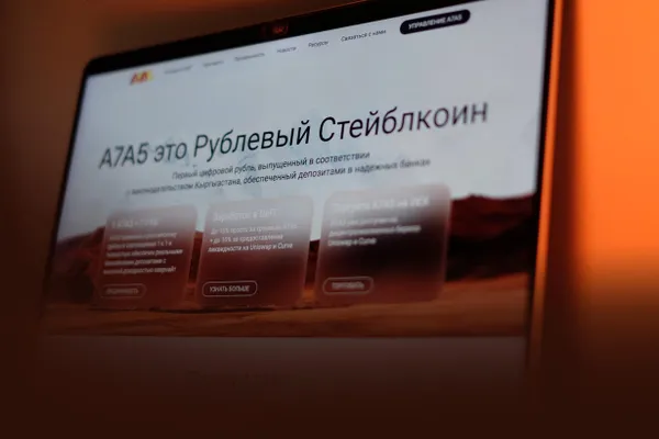 По данным расследования и утечек финансовых документов, платёжная платформа A7, созданная в 2024 году, могла обслуживать санкционированные фирмы, в том числе производителей боевых дронов; источники связывают с проектом Романа Абрамовича и Виктора Харитонова.