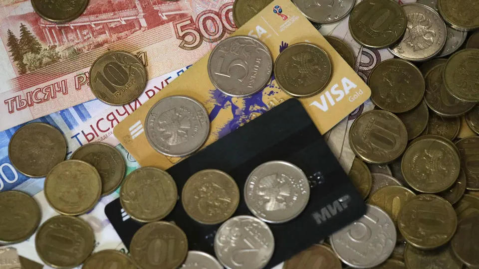 Банк и налоговая разрабатывают «красные флаги», по которым переводы будут расцениваться как предпринимательская деятельность; планируется обмен данными через ИНН и автоматизированные проверки при превышении лимитов.