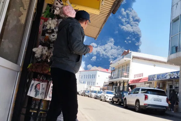 МЧС сообщило, что прекращено истечение горящей нефти на НПЗ в Туапсе. В приоритете — тушение очага, утилизация загрязнённого грунта и работы по очистке прибрежной зоны и акватории.