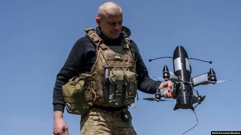 Дроны поразили промышленную площадку в Пермском крае — возник пожар, работников эвакуировали, пострадавших нет. В Оренбургской области зафиксировали попытки атак и действия ПВО. Минобороны сообщает о 98 сбитых и перехваченных беспилотниках в ночь на 29 апреля.