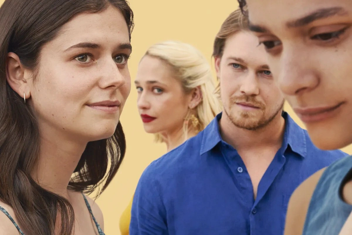 В версии, доступной на одном из стриминговых сервисов, из ирландского сериала удалили сцены с критикой моногамии, неодобрительные реплики о браке и рождении детей, упоминания приложения для знакомств и сюжетные линии, связанные с ЛГБТ. По объёму вырезано около 14% материала.