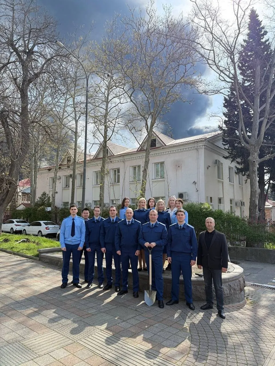 Прокуратура Краснодарского края опубликовала отчет об акции по высадке деревьев к 9 Мая с фотографиями на фоне столба дыма от затянувшегося пожара в морском терминале Туапсе, возникшего после атаки дронов.