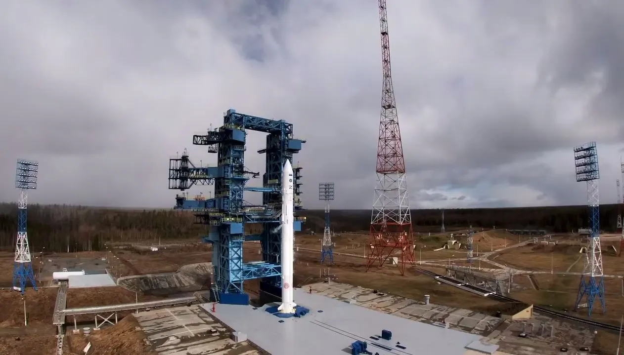 Лёгкая ракета-носитель «Ангара‑1.2» стартовала с космодрома Плесецк и вывела на орбиту несколько военных спутников в интересах Минобороны России. Аппараты успешно приняты на управление, все системы работают в штатном режиме, однако вокруг программы «Ангара» продолжаются дискуссии о сроках разработки, стоимости запусков и конкурентоспособности ракеты.