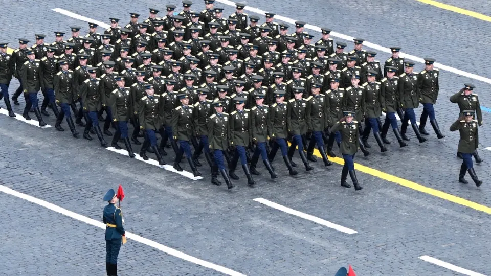 Формат московского парада 9 мая могут изменить: на Красной площади могут пройти только марширующие колонны, число гостей сократят до сотен, а сама церемония займет меньше часа. Официальный список иностранных гостей пока не объявлен.