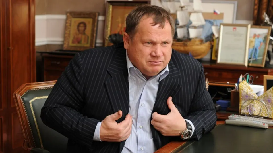 20‑летний житель Перми, сын местного депутата гордумы, стал фигурантом уголовного дела о мошенничестве: по версии следствия, он работал курьером в схеме телефонных аферистов и забирал у пенсионеров крупные суммы наличными.