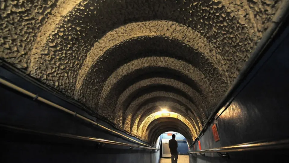 Российские бизнесмены вкладывают десятки миллионов рублей в новозеландские коттеджи с подземными бункерами и заказывают аналогичные укрытия в России на фоне опасений мирового конфликта.