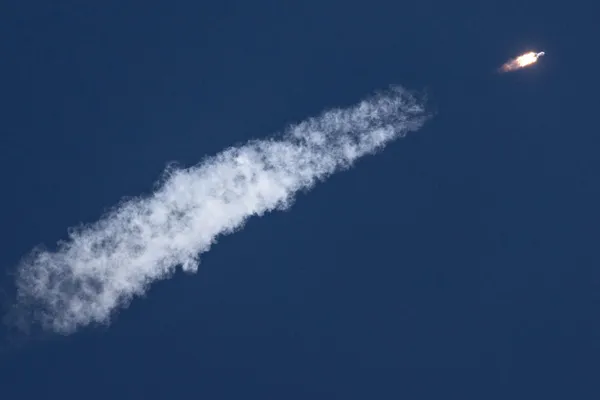 30 апреля вечером с космодрома Байконур выполнен первый пуск одноразовой двухступенчатой ракеты‑носителя «Союз‑5»: первые ступени отработали штатно, габаритно‑массовый макет выведен на расчетную суборбитальную траекторию.