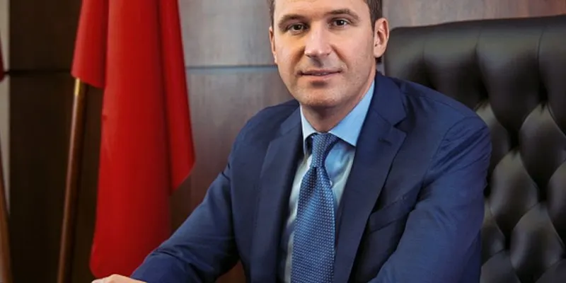 По данным источников в следственных и государственных структурах, Буцаев выехал через Минск 22 апреля — это происходит на фоне возбуждения уголовных дел в РЭО.