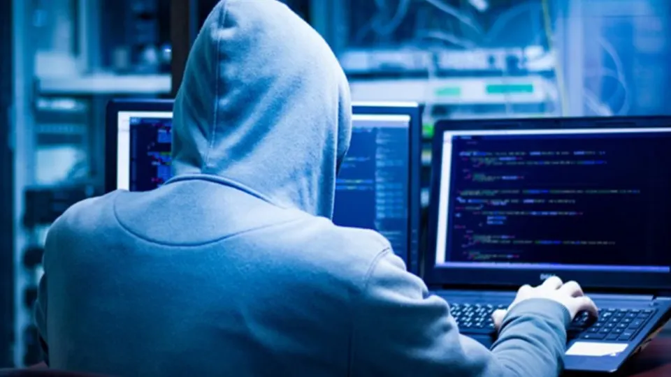 МВД России рекомендовало пользователям не переходить по сомнительным ссылкам вне доменной зоны .ru и не открывать файлы с расширением .apk, маскирующиеся под фото, видео или документы, а также напомнило о рисках, связанных с лутбоксами в видеоиграх.