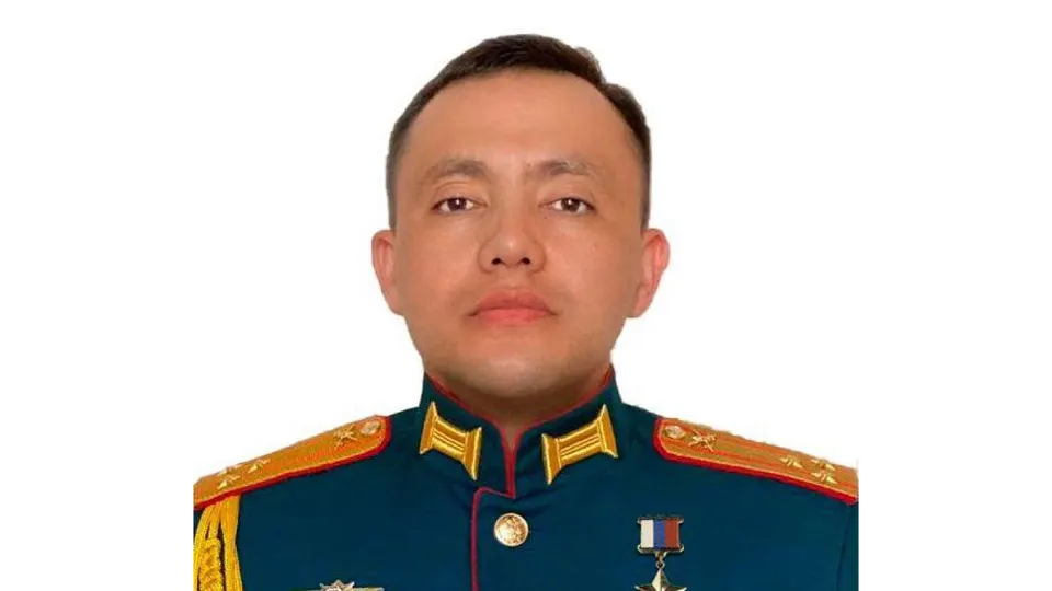 В военном гарнизоне в селе Князе‑Волконское‑1 28 апреля сработало взрывное устройство, заложенное в почтовый ящик. Погиб командир батальона, несколько человек ранены, состояние генерала Омурбекова пока неизвестно. Ранее он обвинялся в преступлениях во время оккупации Бучи и находится под международными санкциями.