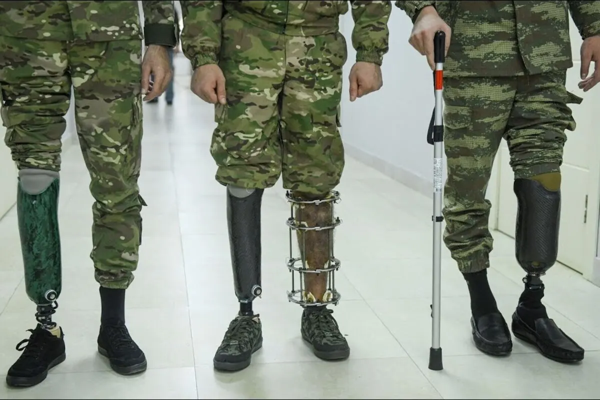 Минтруд предлагает обязать работодателей соблюдать квоты по приему на работу людей с инвалидностью, включая ветеранов боевых действий, не только в филиалах и представительствах, но и в каждом магазине, офисе и цехе. Бизнес предупреждает о росте затрат, штрафов и риске дискриминации как компаний, так и самих работников по квоте.