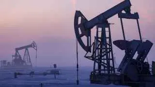 Российские нефтяные компании готовятся снизить добычу на 300–400 тыс. баррелей в сутки в апреле из‑за атак беспилотников на порты и НПЗ, остановки прокачки по «Дружбе» и санкций, что усугубляет уже третий год подряд падение нефтедобычи.