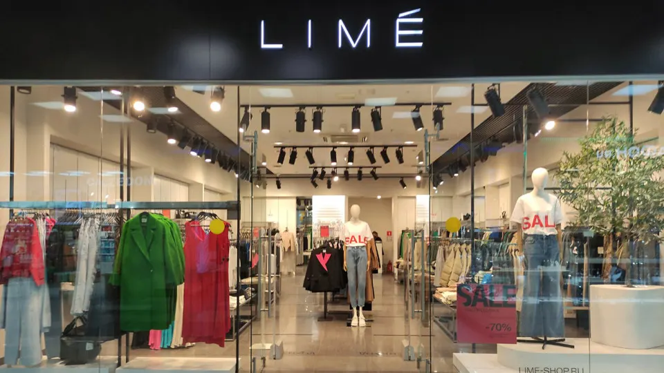 Крупные сети одежды и электроники сворачивают большие магазины и тестируют небольшие точки и пункты выдачи, чтобы снизить издержки и подстроиться под снижение покупательной способности.