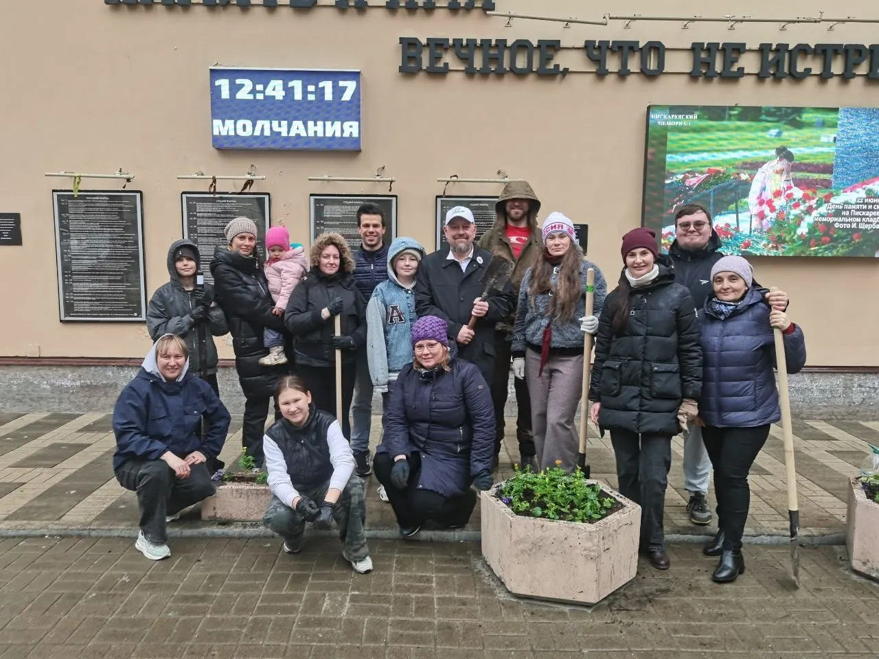 Во всех районах Петербурга прошёл «Добрый субботник»: горожане, ветераны, школьники и семьи с детьми убирали дворы и скверы, высаживали деревья и кустарники, а также благоустраивали мемориальные места.